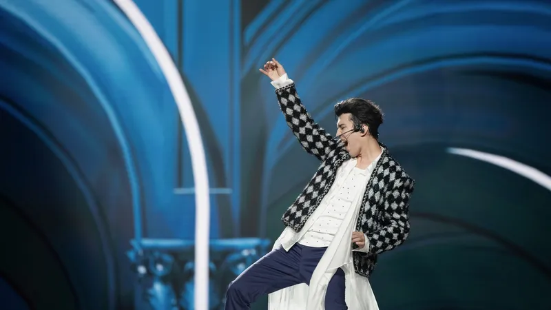 Dimash Kudaibergen: Tại sao cả thế giới “phát cuồng” trước một giọng hát?