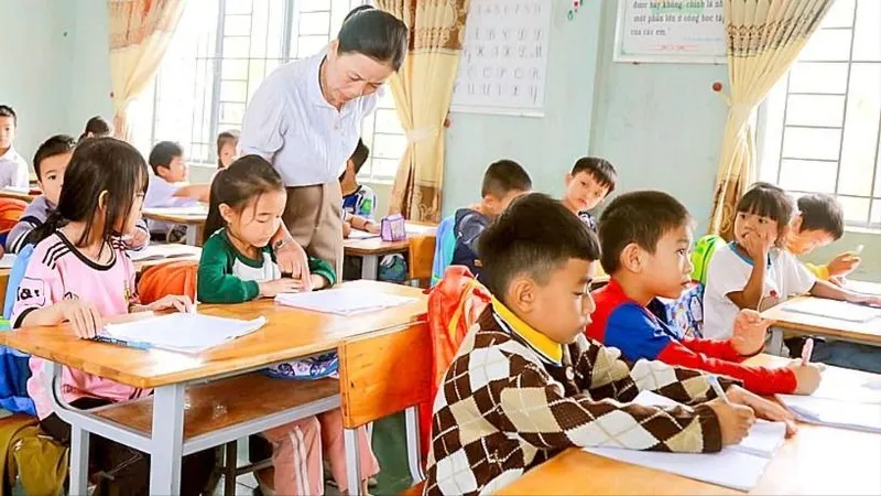 Học sinh vùng lũ trở lại trường