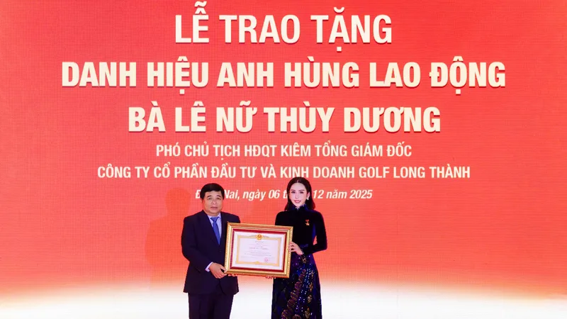 Bà Lê Nữ Thùy Dương được phong tặng danh hiệu Anh hùng Lao động