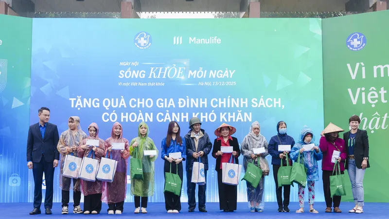 Khi phố đi bộ trở thành “phòng khám đặc biệt” của người dân Thủ đô