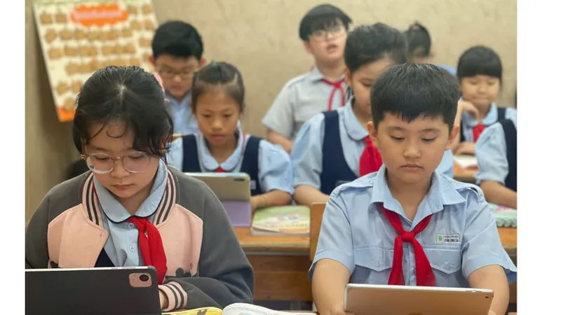 Sách giáo khoa điện tử: Cặp sách nhẹ bớt, nhưng còn nhiều băn khoăn