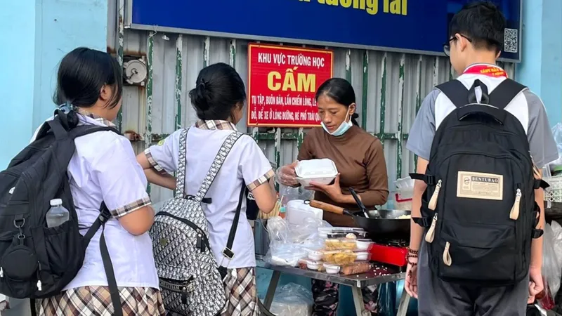 Nỗi lo mất an toàn thực phẩm - Bài 2: Thả nổi thức ăn đường phố