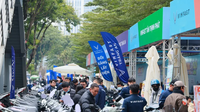 Xe xăng cũ xếp hàng chờ thẩm định trong ngày đầu VinFast “Đổi xăng lấy điện” tại Hà Nội