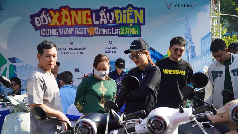 Người dùng TPHCM hào hứng trải nghiệm, quyết định lên đời xe điện VinFast ngay trong ngày