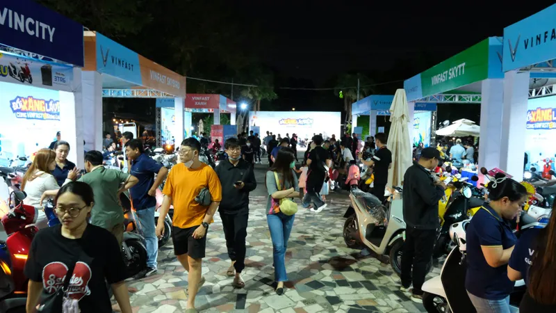 Sự kiện đổi xăng lấy điện: Người dân TPHCM nườm nượp “chốt” xe máy điện VinFast dùng tết