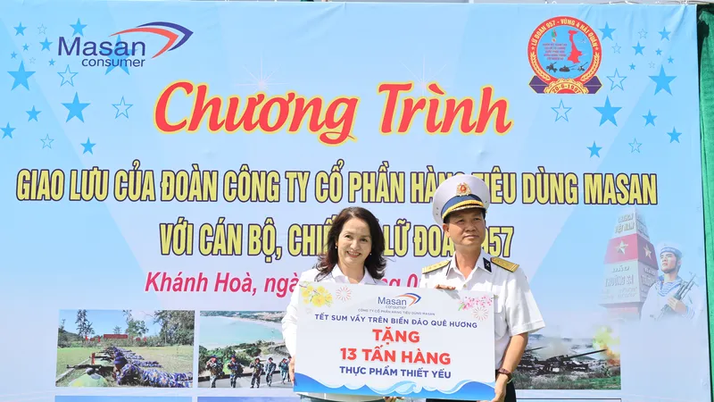 Mang nước mắm CHIN-SU Cá Cơm Biển Đông tới người lính nơi đảo xa