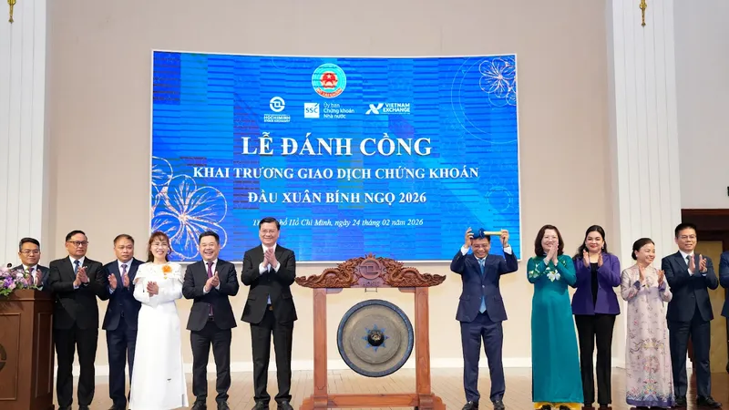 Bộ trưởng Bộ Tài chính Nguyễn Văn Thắng và Tỷ phú Nguyễn Thị Phương Thảo đánh cồng khởi động HOSE, thị trường bật xanh