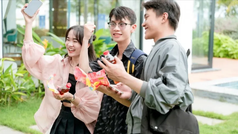 Giữa nắng nóng, nhiều người trẻ hào hứng xé nhãn chai nước sau khi giải khát