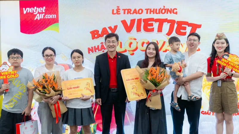 Bay cùng Vietjet, nữ hành khách may mắn nhận quà 01 lượng vàng 999.9