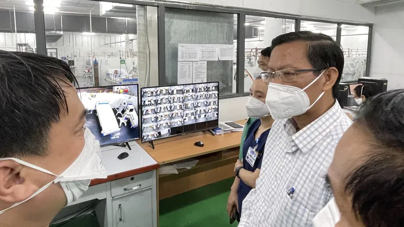 Chủ tịch UBND TPHCM Phan Văn Mãi thăm Trung tâm Hồi sức BV Trung ương Huế đặt tại BV Dã chiến số 14. Ảnh: HOÀNG HÙNG