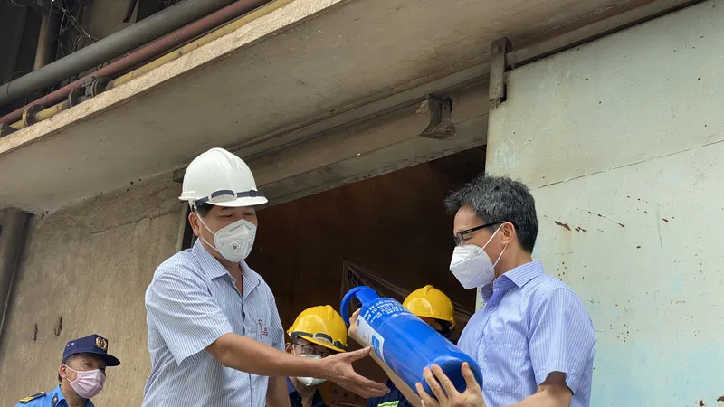Phó Thủ tướng Vũ Đức Đam thăm trạm bơm oxy và các F0 khỏi bệnh tham gia chống dịch