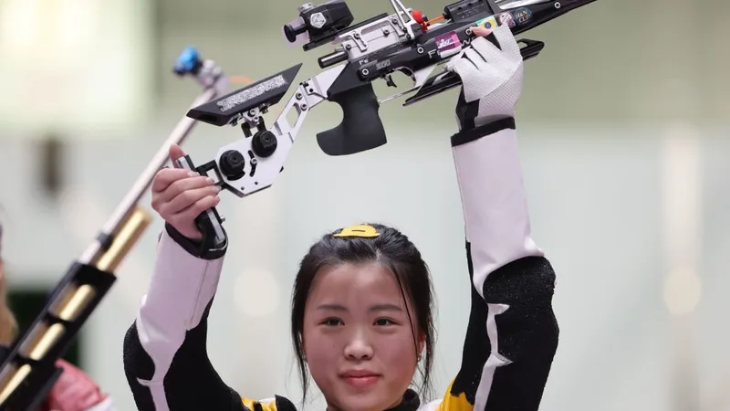 Xạ thủ Yang Qian đã trở thành VĐV đầu tiên đoạt HCV tại Olympic Tokyo 2020. Ảnh: AFP