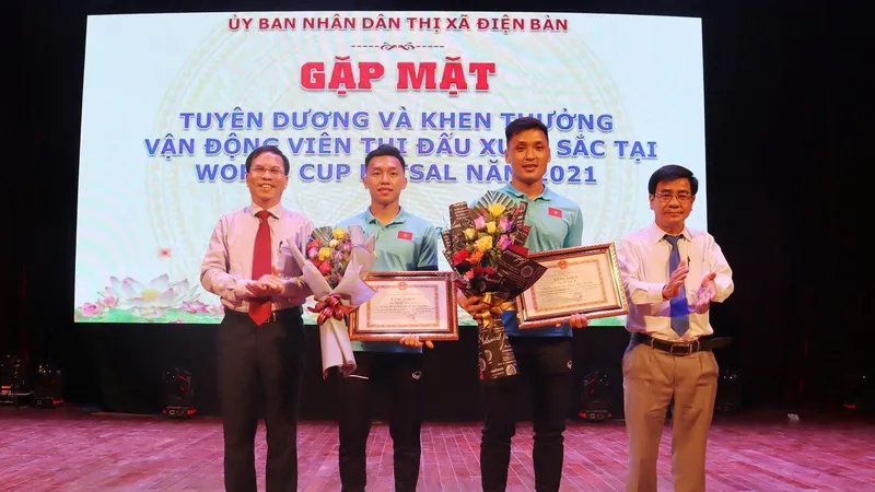 Hồ Văn Ý và Văn Hiếu nhận bằng khen của Chủ tịch Ủy ban Nhân dân tỉnh Quảng Nam. Ảnh: QUỐC 