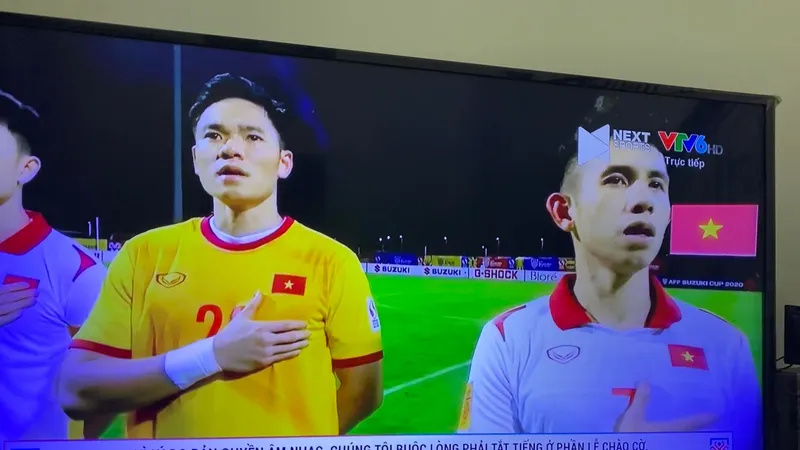 Nhạc quốc ca bị tắt tiếng trong phần cử quốc ca của đội tuyển Việt Nam. Ảnh: HỮU THÀNH