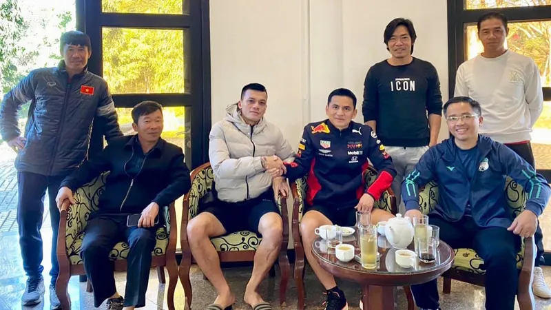 Trung vệ Hữu Tuấn được HLV Kiatisak và ban huấn luyện HAGL động viên trước khi hội quân cùng đội tuyển Việt Nam
