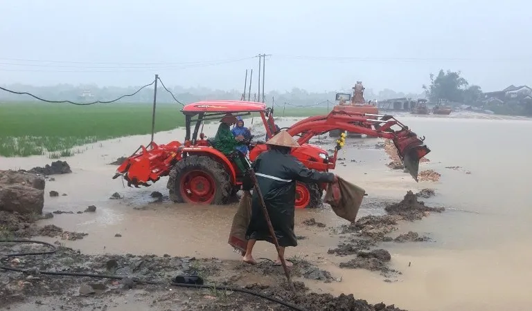 Các phương tiện đắp đê, cứu lúa ngập úng do lũ trái mùa tại huyện Phong Điền, tỉnh Thừa Thiên – Huế