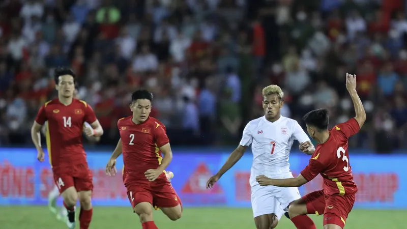 U23 Myanmar đã gây ra nhiều khó khăn cho U23 Việt Nam. ẢNH: DŨNG PHƯƠNG