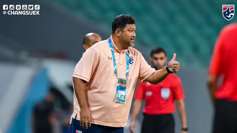 HLV Worrawoot Srimaka (U23 Thái Lan) tin U23 Malaysa đánh bại U23 Việt Nam. ẢNH: FAT