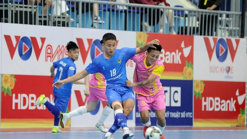 Sahako FC (áo xanh) đầy chật vật để giữ lại 3 điểm ở ngày ra quân. ẢNH: ANH TRẦN