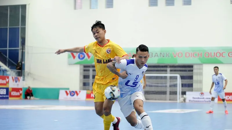 Thái Huy (áo trắng) cùng đồng đội ở Thái Sơn Nam giành chiến thắng vòng 7. ẢNH: ANH TRẦN