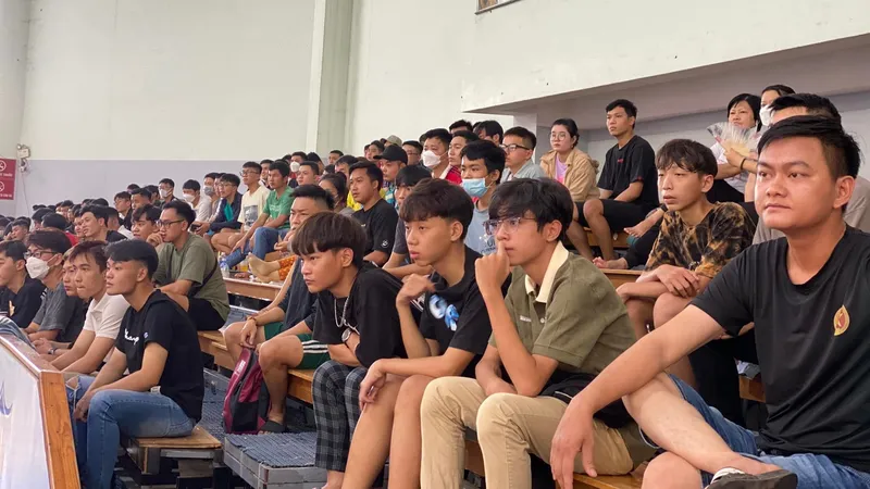 Đông đảo khán giả đến theo dõi môn futsal thuộc Đại hội TDTT TPHCM 2022
