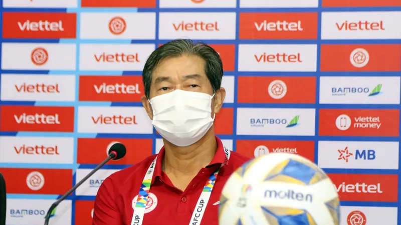 HLV Bae Ji-won lẩn tránh các câu hỏi có liên quan đến Paulo Pedro. ẢNH: HỮU THÀNH