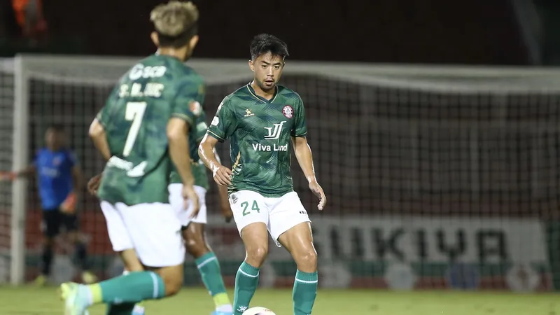 Lee Nguyễn chơi trọn 90 phút ở trận derby TPHCM. ẢNH: DŨNG PHƯƠNG