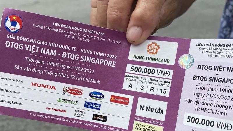 Ế ẩm vé xem trận Việt Nam - Singapore. ẢNH: HỮU THÀNH