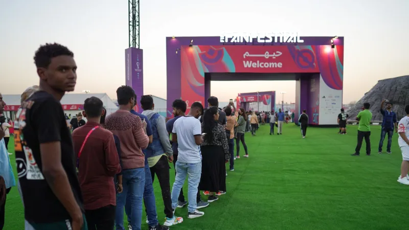 Rất đông người hâm mộ xếp hàng để chờ được vào bên trong Fanzone