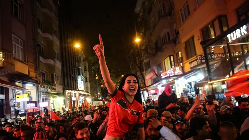 Niềm vui của CĐV Morocco khi đội nhà giành quyền vào bán kết World Cup 2022. ẢNH: GETTY