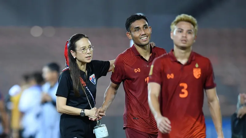 Madam Pang động viên tiền đạo Teerasil Dangda sau trận thắng Brunei