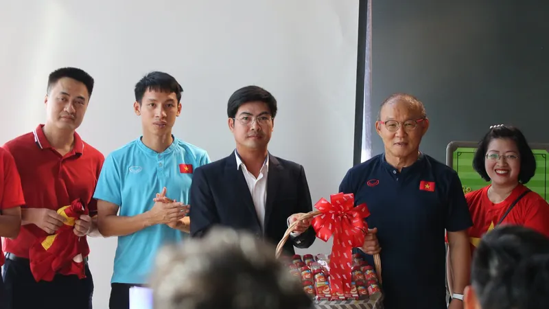 Đại diện Đại sứ quán Việt Nam tại Thái Lan đến thăm và động viên thầy trò HLV Park Hang-seo