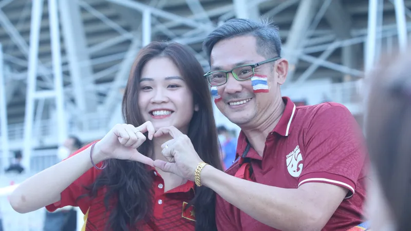 Các CĐV giữa Việt Nam và Thái Lan giao lưu, chụp ảnh lưu kỷ niệm cùng nhau 