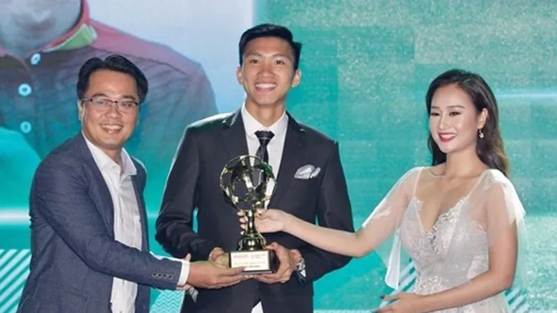 Với 3 lần liên tiếp, từ mùa giải 2017-2019, Đoàn Văn Hậu đang là kỷ lục gia của danh hiệu Cầu thủ trẻ nam xuất sắc nhất. ẢNH: DŨNG PHƯƠNG 