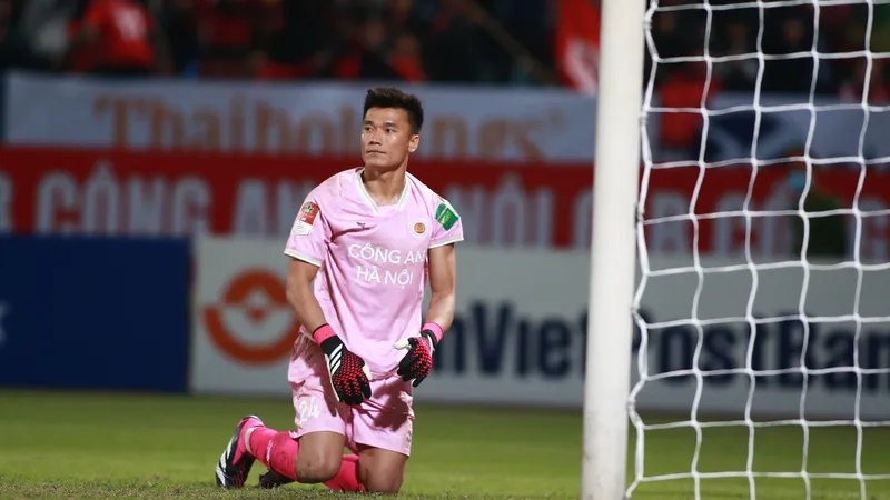 Thủ môn Bùi Tiến Dũng đã nhận 4 bàn thua sau 2 trận derby Thủ đô