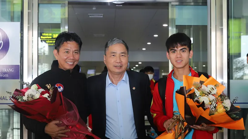 Tổng Thư ký VFF Dương Nghiệp Khôi có mặt ở sân bay Nội Bài đón U20 Việt Nam về nước. 