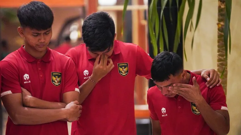 Nỗi buồn của các tuyển thủ U20 Indonesia khi quốc gia bị tước quyền đăng cai U20 World Cup 2023. ẢNH: BOLA.