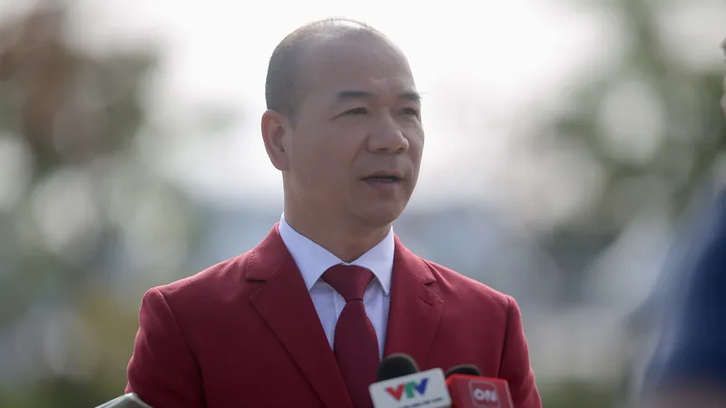Ông Hoàng Quốc Vinh, Phó Trưởng đoàn thể thao Việt Nam ở SEA Games 32, chia sẻ với truyền thông tại lễ thượng cờ sáng 3-5. ẢNH: DŨNG PHƯƠNG 