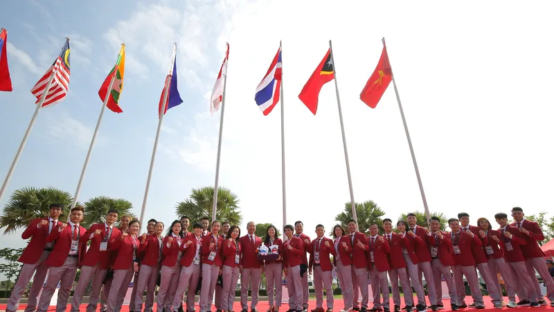32 thành viên đại diện cho đoàn thể thao Việt Nam tham dự lễ thượng cờ SEA Games 32 sáng 3-5. ẢNH: DŨNG PHƯƠNG 