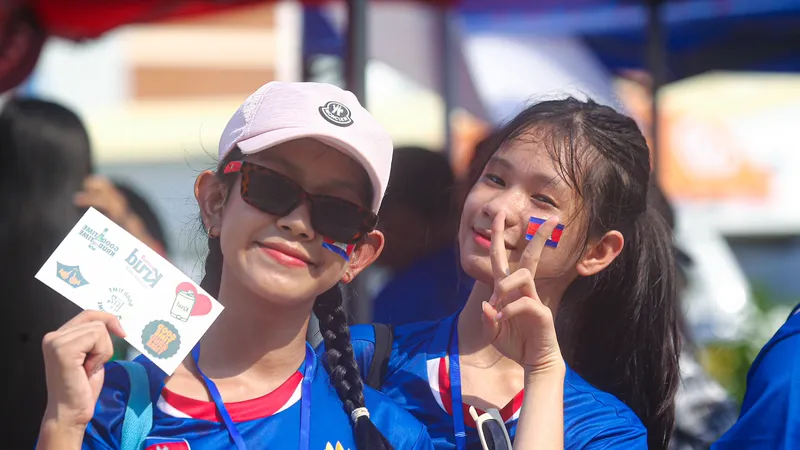 Sự háo hức của "bóng hồng" Campuchia trước lễ khai mạc SEA Games 32. ẢNH: DŨNG PHƯƠNG 