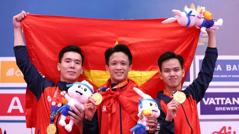 Đội tuyển nam kata quyền biểu diễn rạng ngời bên tấm huy chương vàng SEA Games 32. ẢNH: DŨNG PHƯƠNG