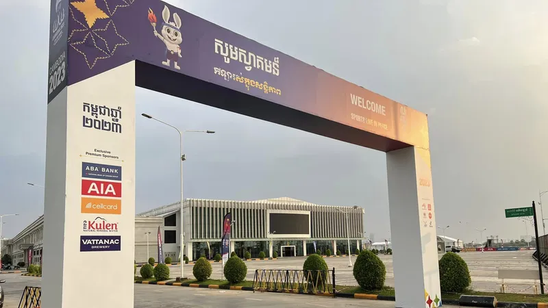 "Mặt tiền" của Trung tâm Hội nghị Chroy Changvar, nơi tổ chức 12 môn võ thuật ở SEA Games 32 