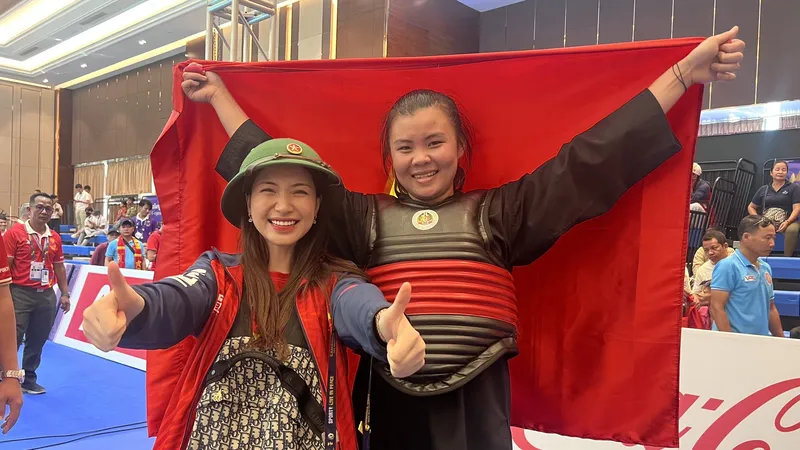 Hòa Minzy chúc mừng chiến thắng của Quàng Thị Thu Nghĩa. ẢNH: HỮU THÀNH