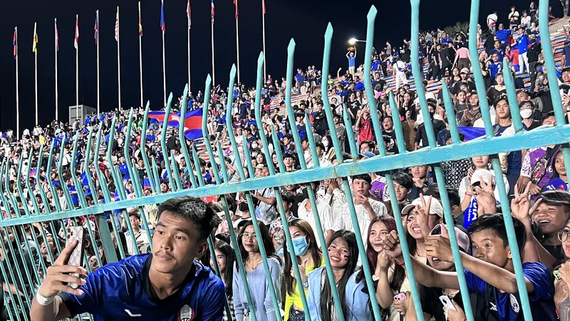 Các cầu thủ U22 Campuchia chụp ảnh khán giả sau trận đấu cuối cùng ở SEA Games 32. ẢNH: TÂM HÀ