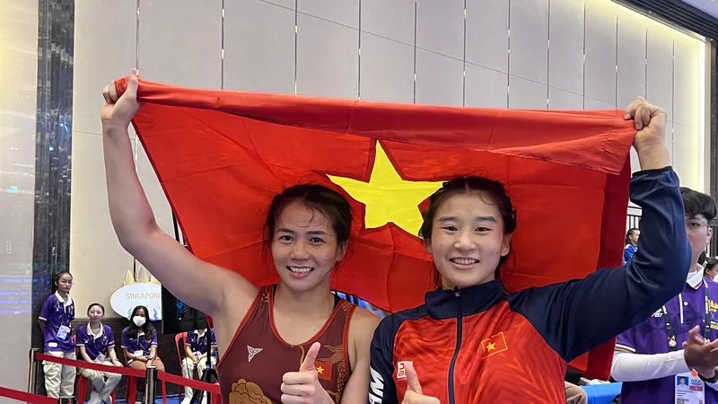 Niềm vui của Mỹ Hạnh (trái) và Mỹ Trang sau khi bảo vệ thành công tấm huy chương vàng SEA Games. ẢNH: TÂM HÀ 