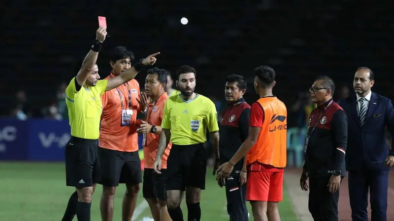Trọng tài đã rút ra 5 thẻ đỏ sau vụ ẩu đả ở trận chung kết SEA Games 32. ẢNH: DŨNG PHƯƠNG 