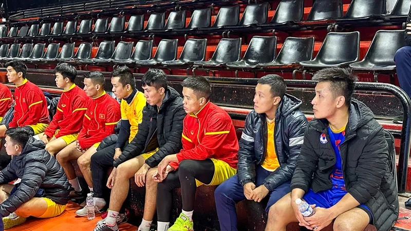 Các tuyển thủ futsal Việt Nam tập trung cho trận tái đấu với Argentina.