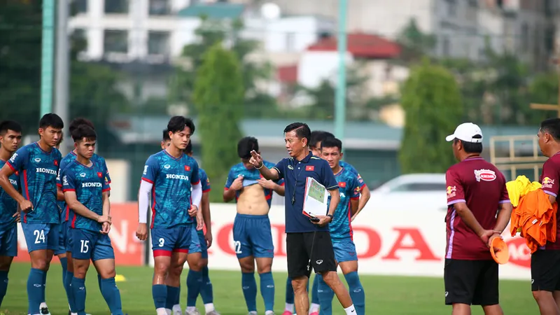 HLV Hoàng Anh Tuấn gút danh sách 26 cầu thủ U23 Việt Nam sang Thái Lan.