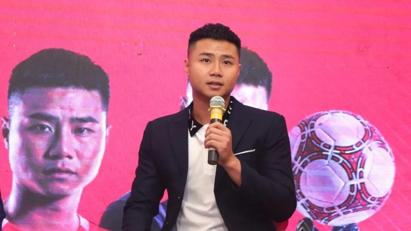 Thủ môn Nguyễn Văn Toản hợp tác với iWin trong kinh doanh. 