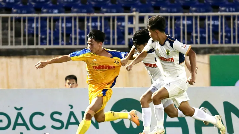 Hồ Văn Cường (áo vàng) không thể giúp U21 SLNA tránh thất bại. Ảnh: KHẢ HOÀ